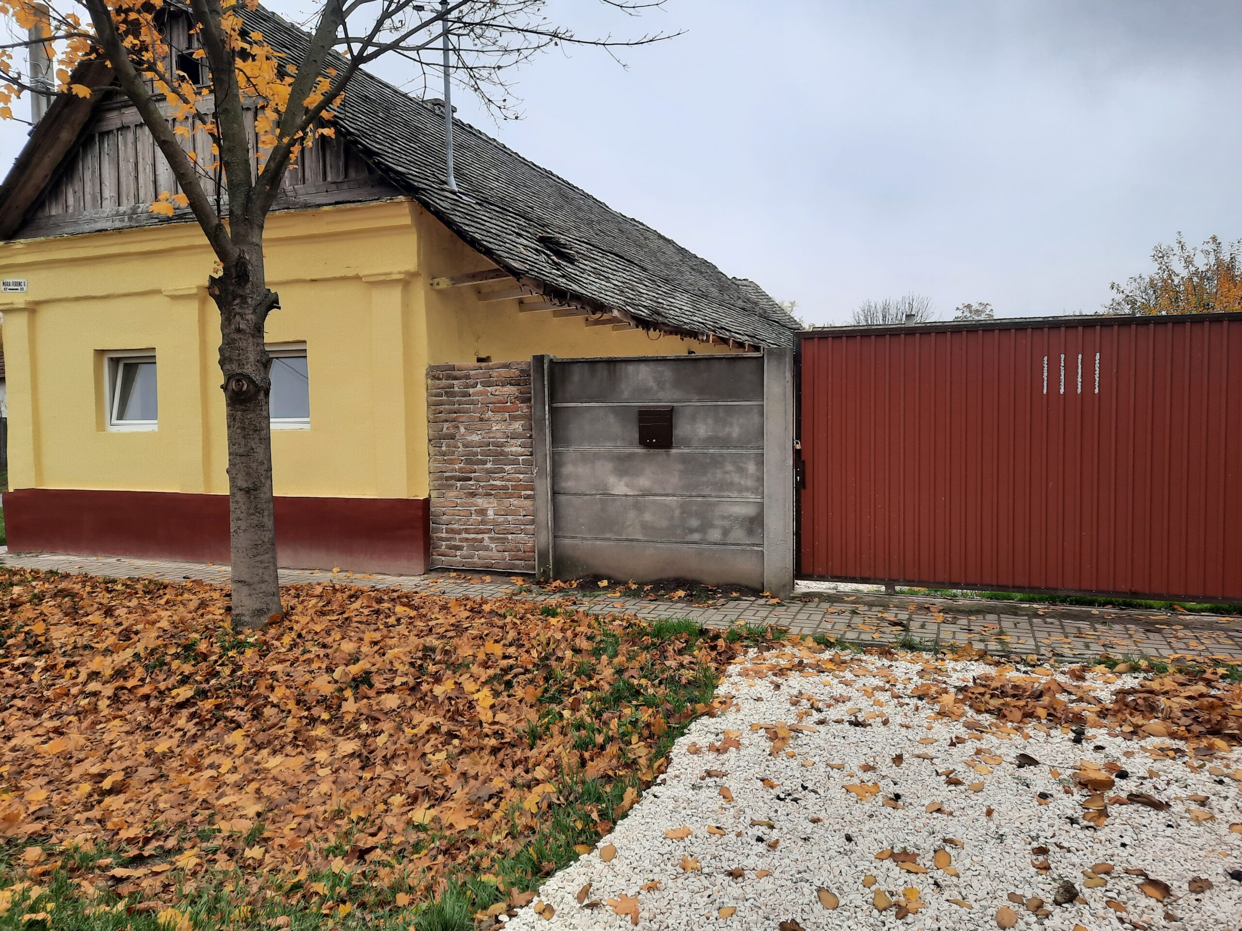 Makó Móra Ferenc utcán befejezésre váró ház eladó.