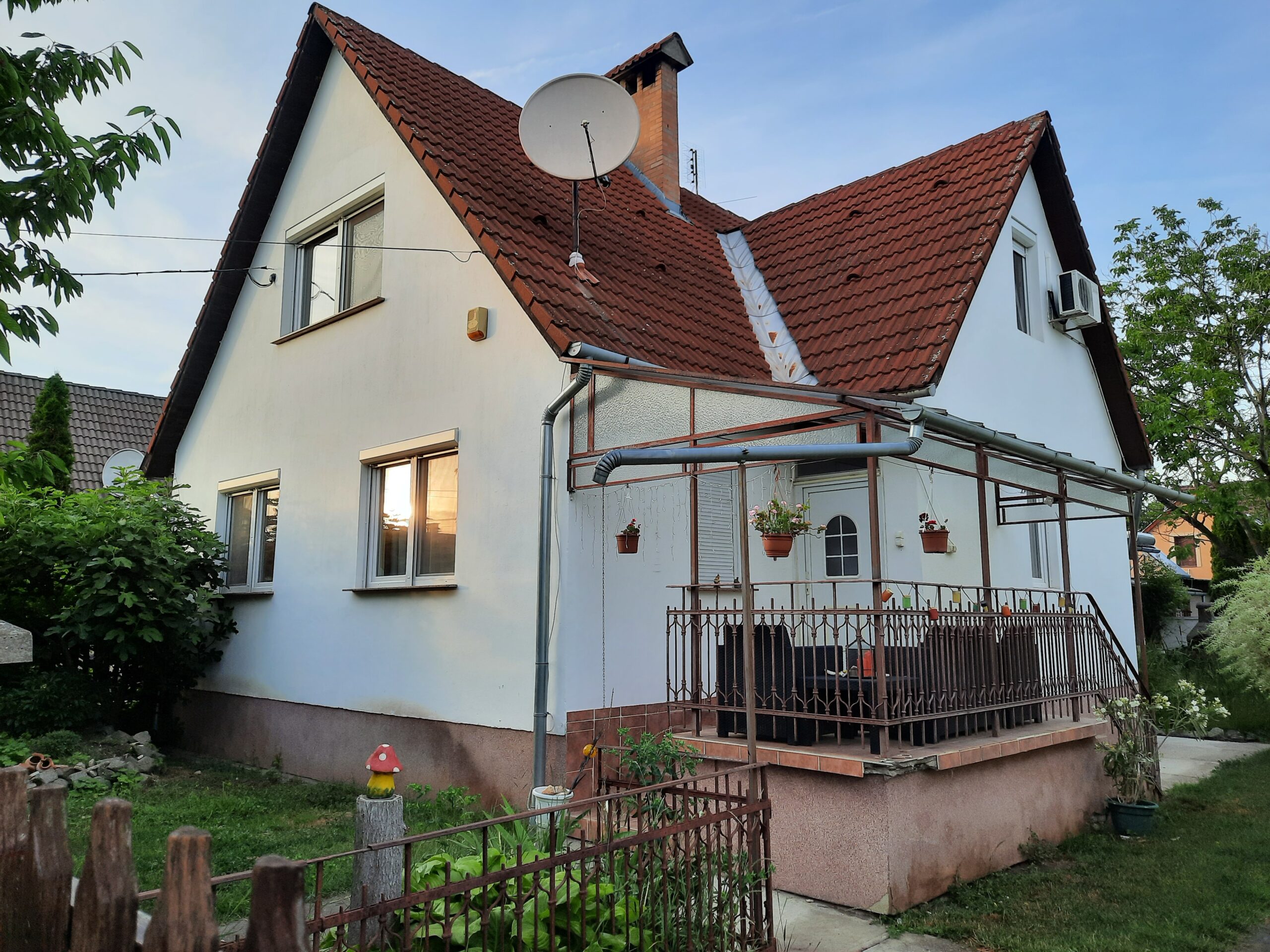 Makó Soproni utcán 3 generációnak is alkalmas 5 szobás családiház eladó!